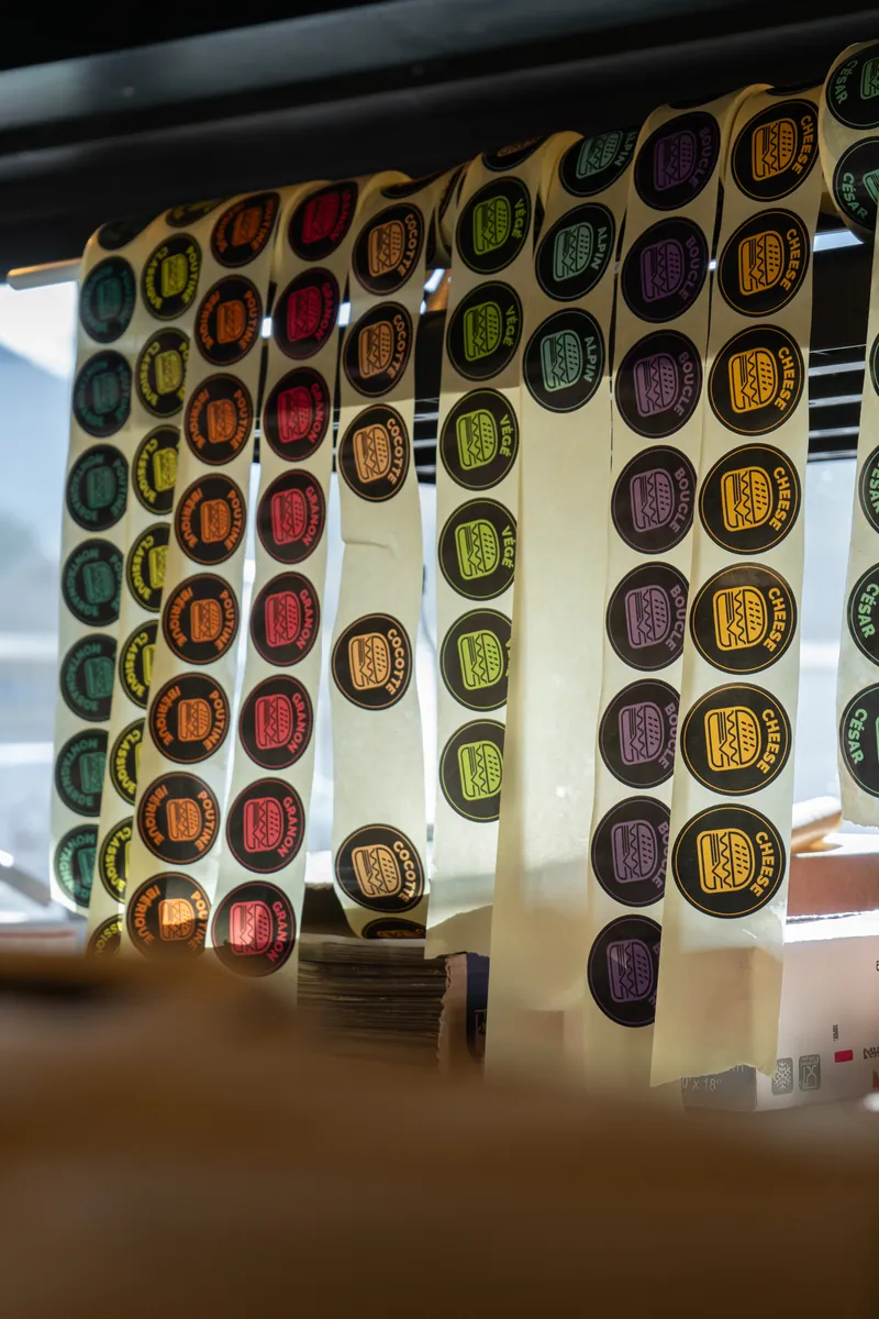 Rouleaux d'autocollants colorés aux noms des burgers, Local Burger Briançon