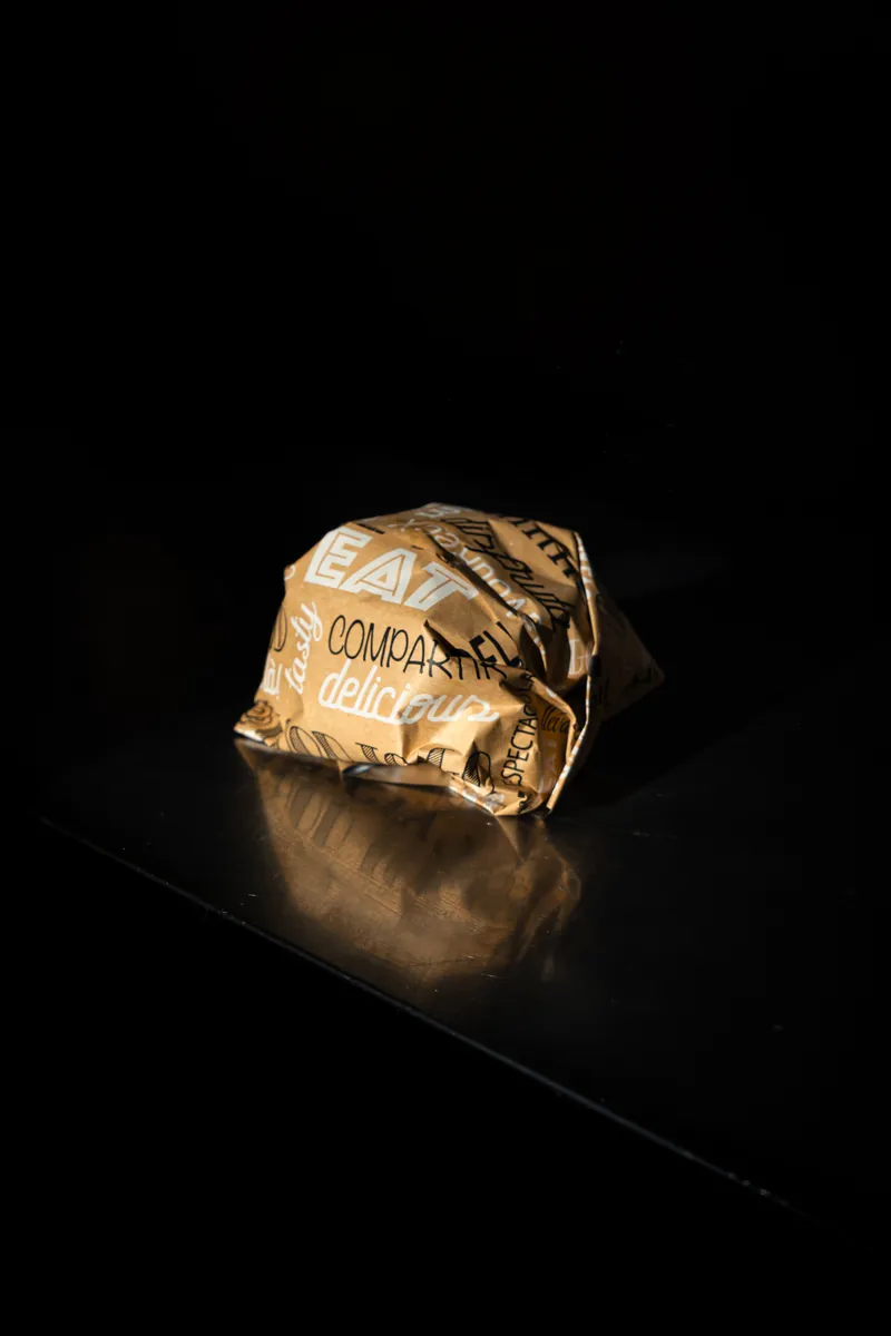 Burger emballé dans son papier kraft imprimé, Local Burger Briançon