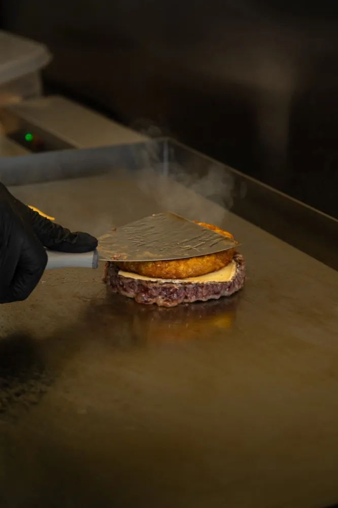 Burger grillé sur la plancha, Local Burger Briançon