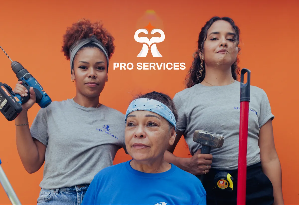 Équipe de trois générations de Pro Services devant un fond orange, avec le logo