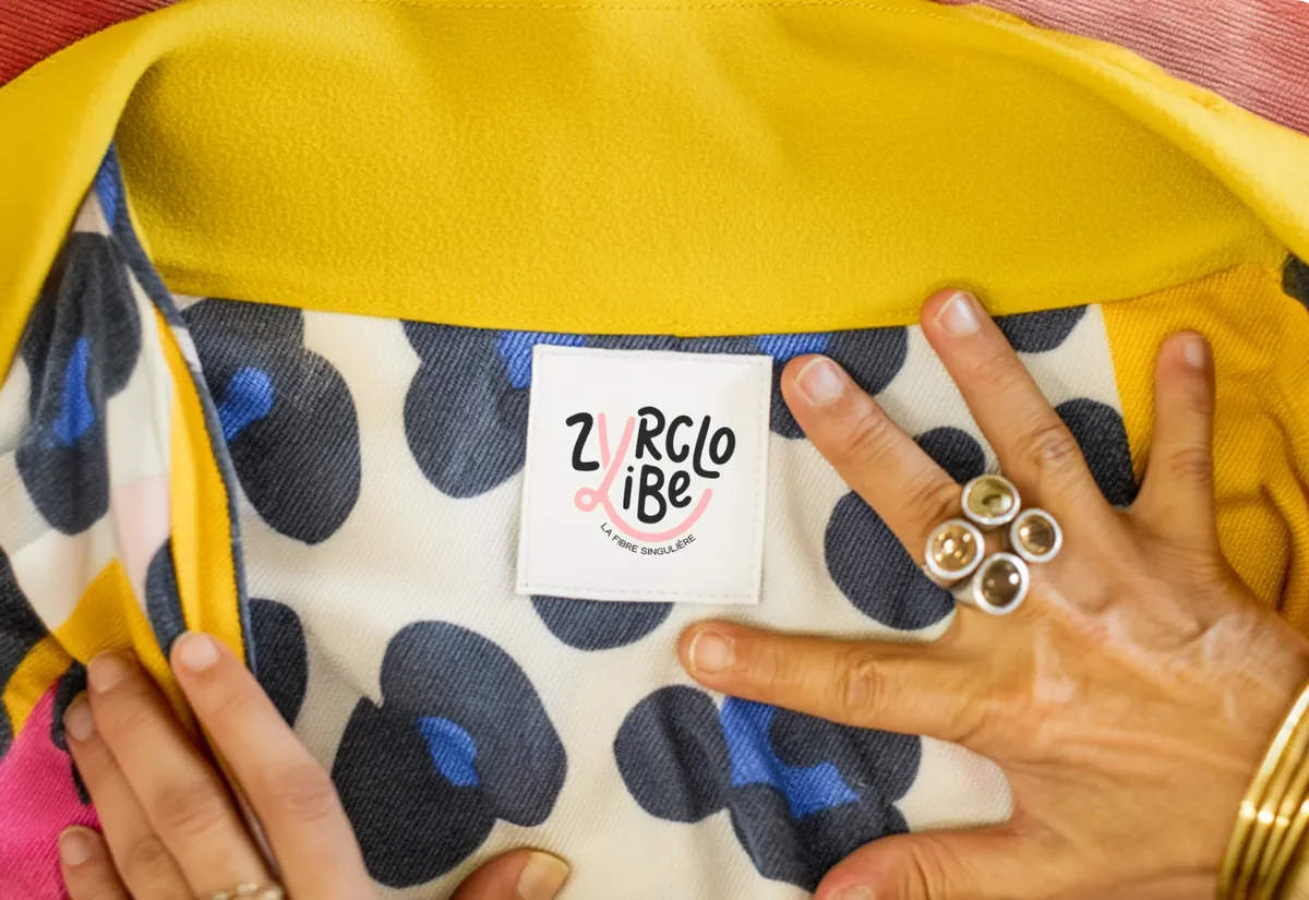 Étiquette Zyrclo Vibe, la fibre singulière, cousue dans la doublure d'une veste