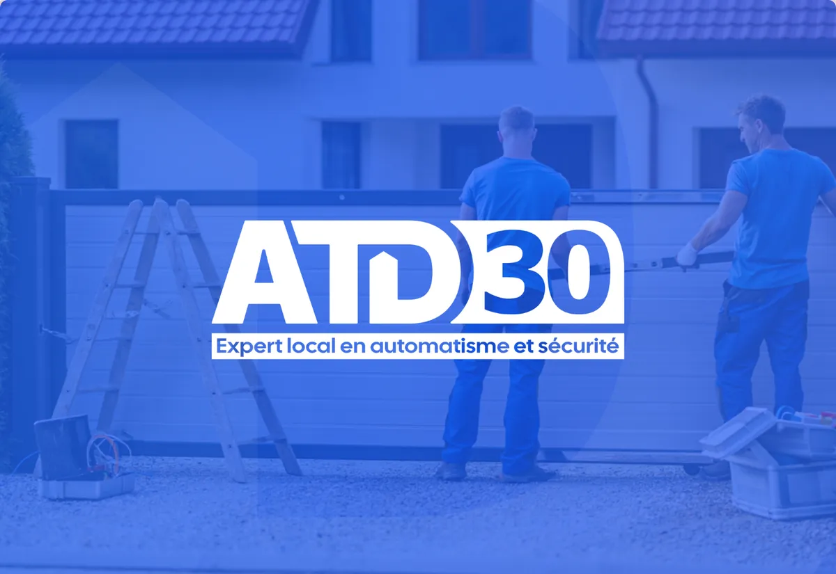 Logo ATD30, expert local en automatisme et sécurité à Nîmes, sur fond de chantier de portail