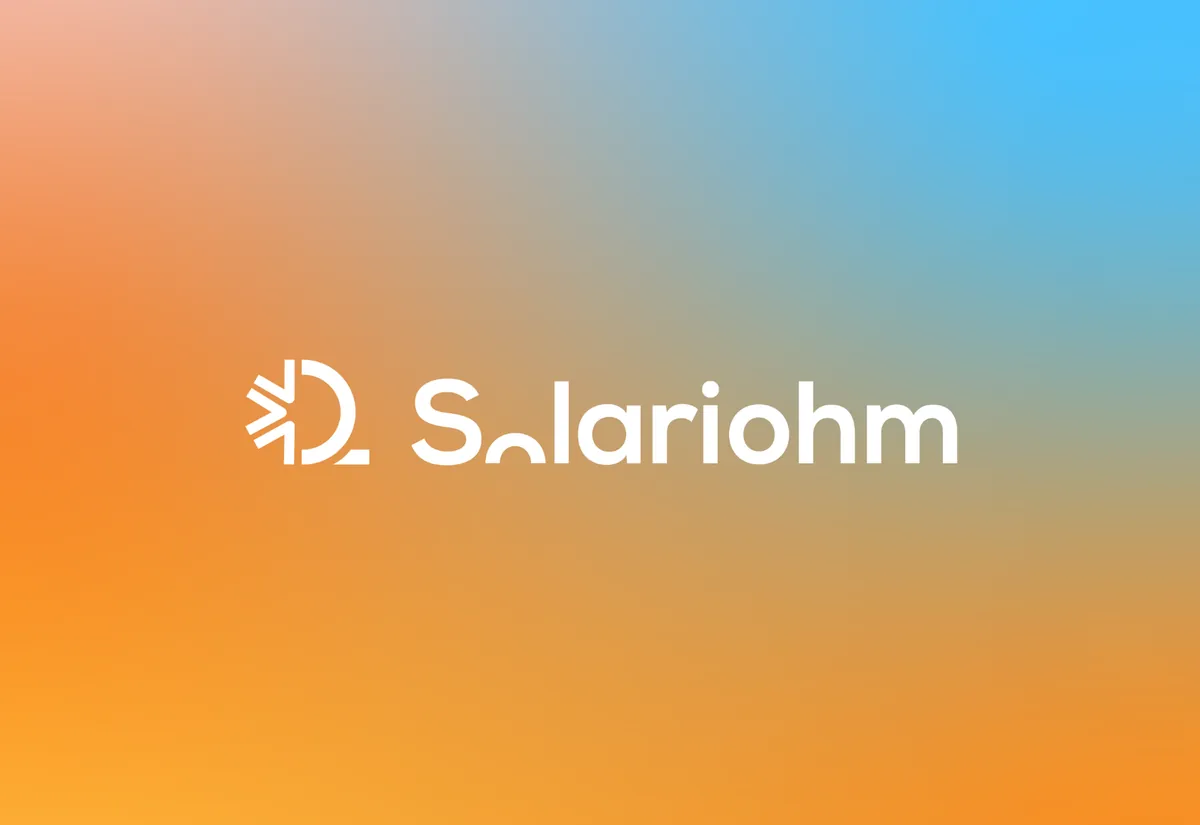 Logo Solariohm en blanc sur un fond dégradé orange et bleu