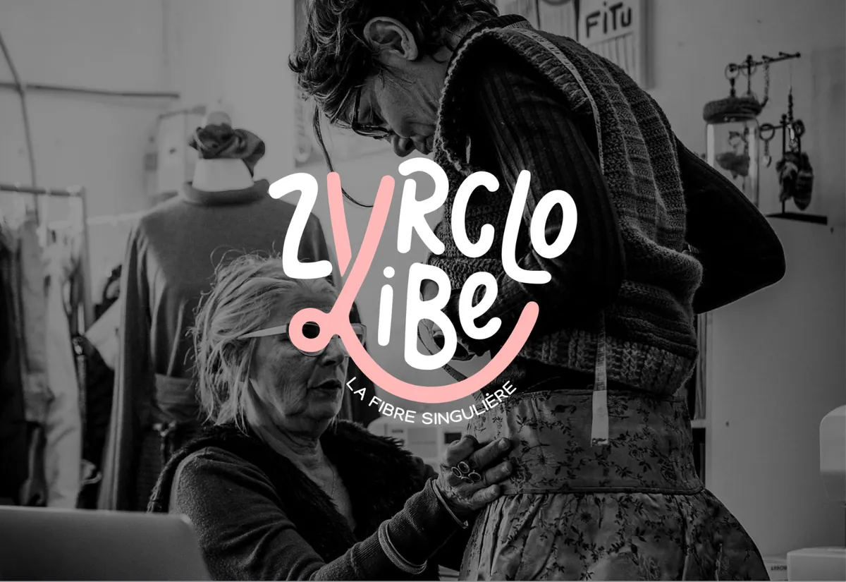 Logo Zyrclo Vibe, la fibre singulière, sur une photo en noir et blanc de l'atelier de couture