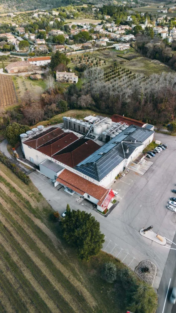 Vue aérienne de la Cave Coopérative Valléon au milieu des vignes